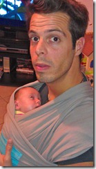 Olivier et Lili dans son écharpe de portage