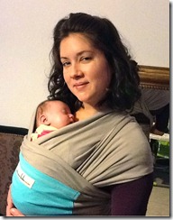 Camille et Lili dans son écharpe de portage