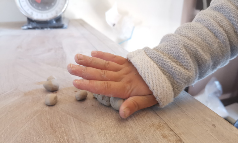Poterie et enfant