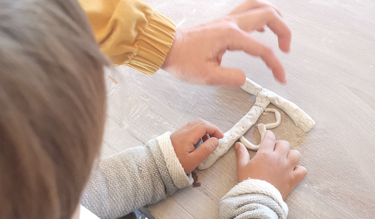 Poterie et enfant